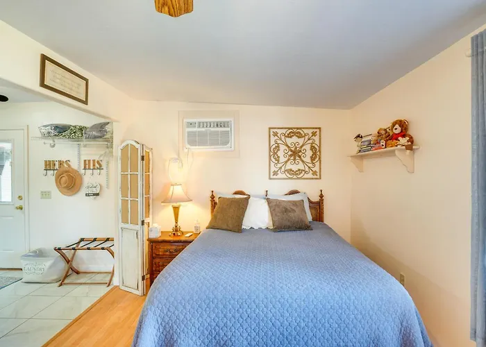 Apartment Walkable W/ Patio In Tucson! *