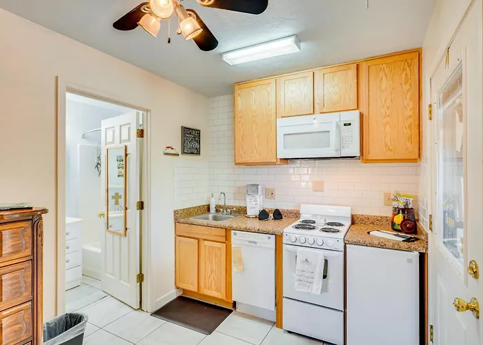 Apartment Walkable W/ Patio In Tucson! *
